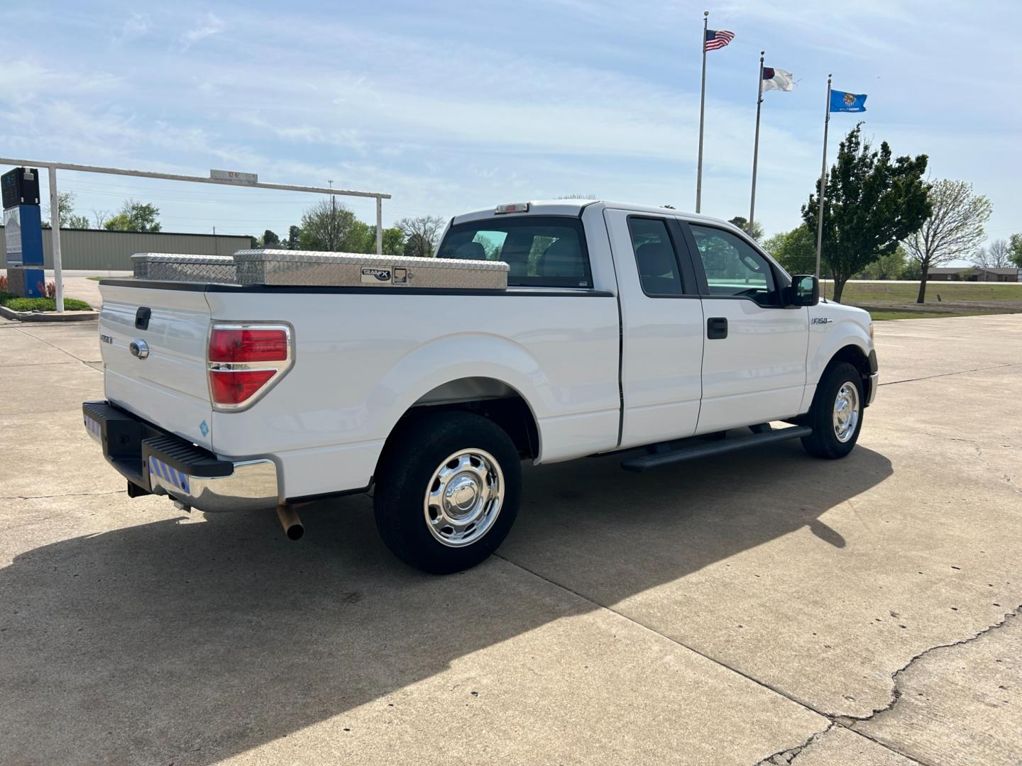 2014 White /Gray Ford F-150 XL SuperCab 6.5-ft. Bed 2WD (1FTEX1CM2EK) with an 3.7L V6 DOHC 24V engine, 6-Speed Automatic transmission, located at 17760 Hwy 62, Morris, OK, 74445, (918) 733-4887, 35.609104, -95.877060 - Photo#4